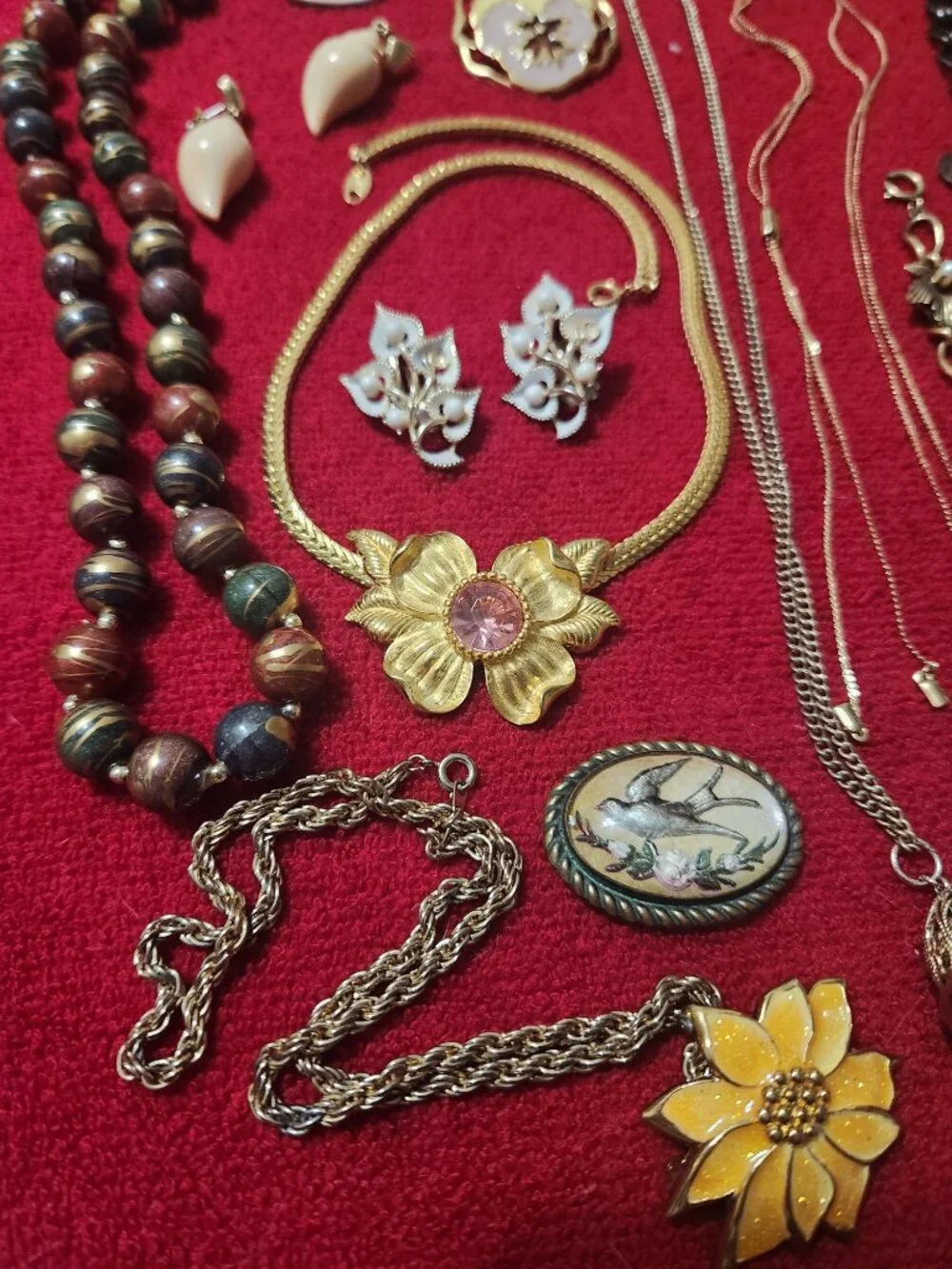 Lot of 20 Antique/Vintage Items Trifari, ART, Monet, Avon, Karen Lynne - Picture 2 of 16